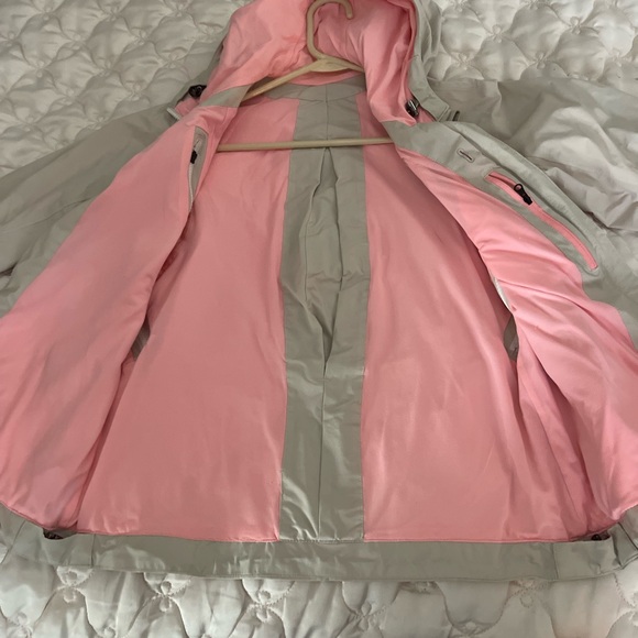 Lululemon Stylish Beige Hooded Jacket with Pink Lining - Picture 3 of 8